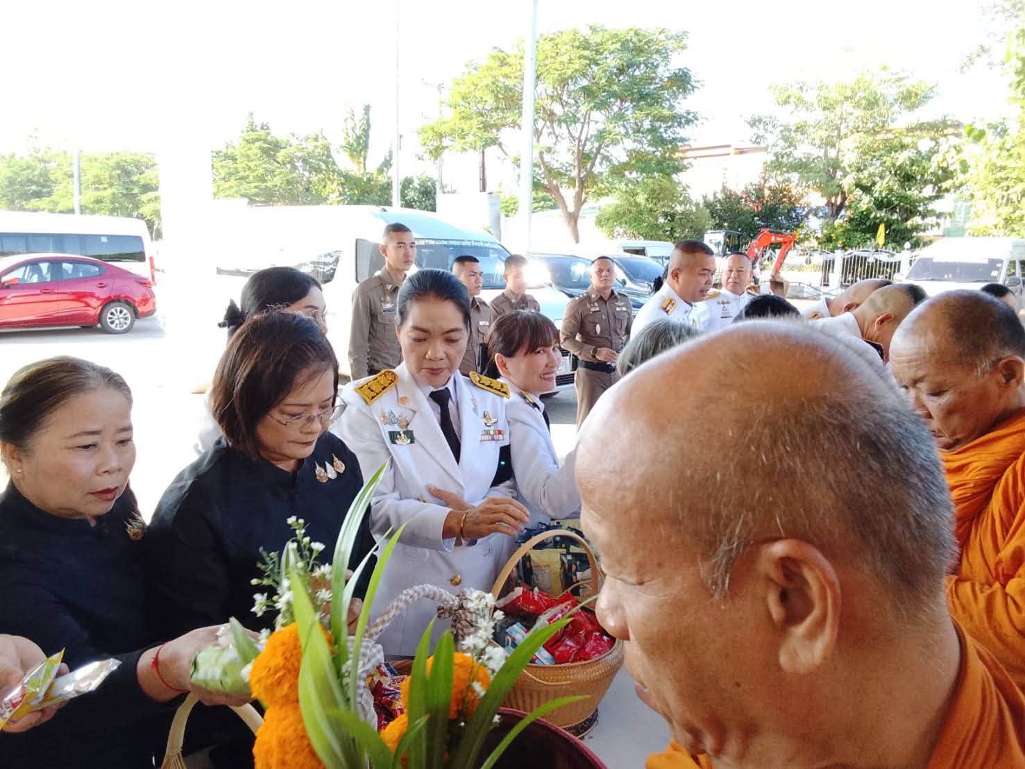 title - ส.ป.ก.ยโสธร ร่วมพิธีบำเพ็ญกุศลและพิธีถวายดอกไม้จันทน์ภาคประชาชนตัวแทน ในงานพระราชพิธีถวายพระเพลิงพระบรมศพ สมเด็จพระนางเจ้าสิริกิติ์ พระบรมราชินีนาถ พระบรมราชชนนีพันปีหลวง
